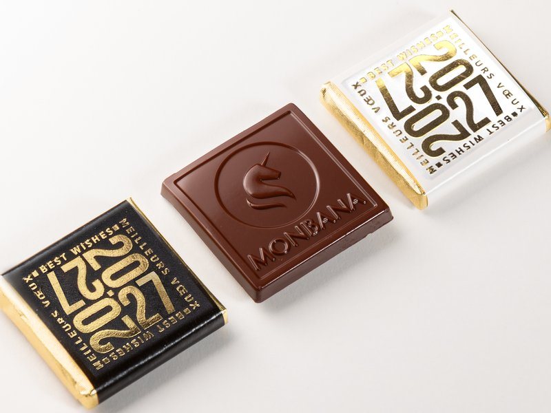 Carrés de chocolat Monbana, dont deux emballés aux couleurs 2027