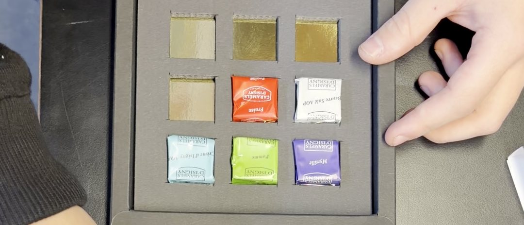 Dans notre atelier, un coffret garni à la main de caramels d’Isigny